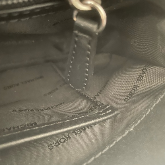 ‼️ Make an Offer
Michal Kors Crossbody & Zip Wallet - Picture 11 of 17